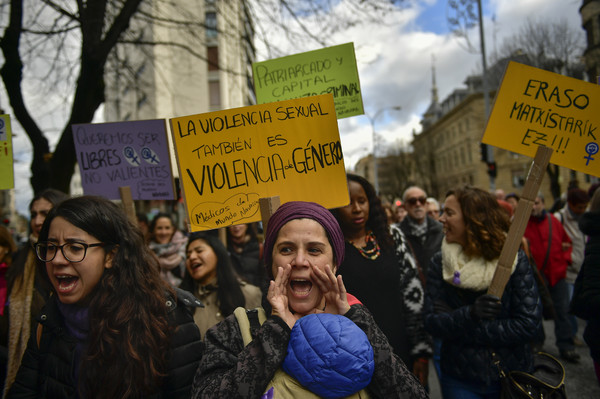 ▲▼西班牙群眾11月25日「國際反對男性日」聚集在潘普洛納（Pamplona）抗議，高喊「性暴力也有著暴力的基礎。」。（圖／達志影像／美聯社）