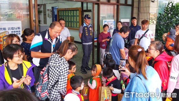 ▲ 不給糖就搗蛋 金山警分局遭「小魔鬼」直闖大鬧討糖。（圖／記者郭世賢翻攝）