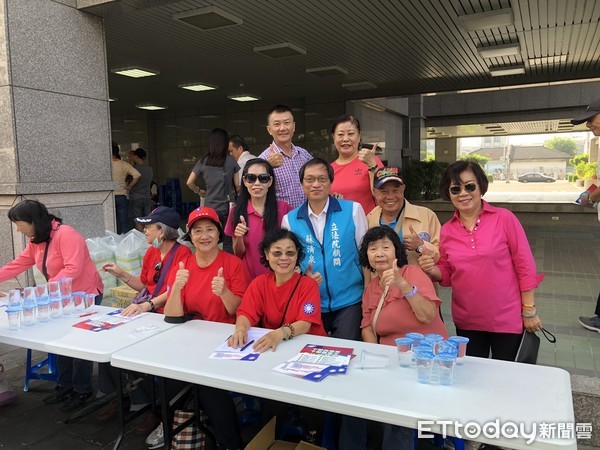 ▲慶祝榮民節，立法院顧問蘇清泉等人到東港共和新城等處，祝福屏東榮民長輩們，並籲請2020年立委選舉，屏支持葉壽山、屏南支持周佳琪，讓國民重返執政。（圖／記者陳崑福翻攝）