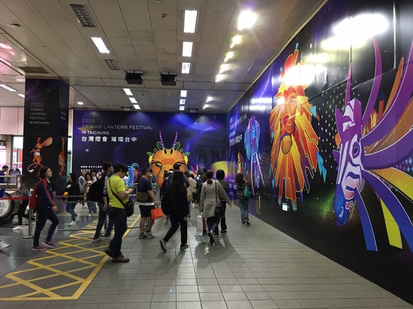 ▲台中市政府在台北捷運站行銷明年台灣燈會。（圖／台中市政府提供）