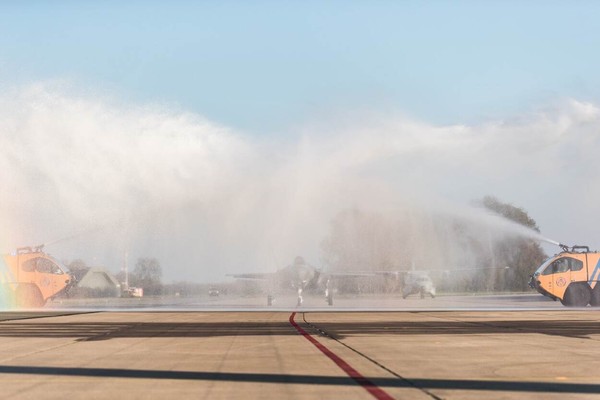 ▲▼荷蘭迎首架F-35A戰機 噴水禮卻成了「泡泡澡」。（圖／翻攝自官網defensie）