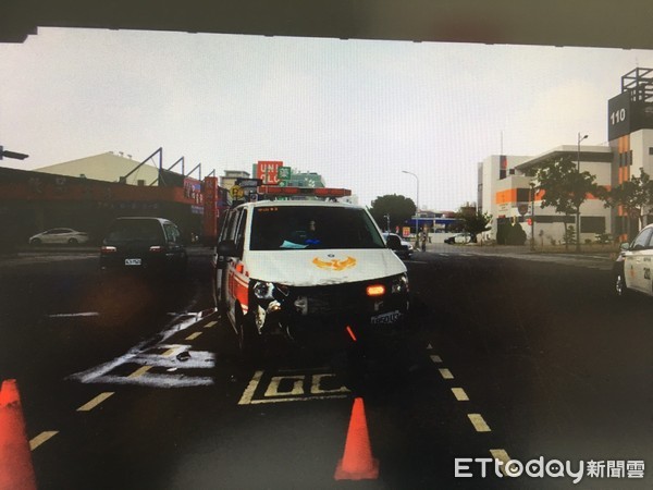 ▲▼救護車經過路口撞上小客車，2人輕傷。（圖／民眾提供）