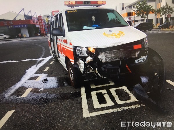 ▲▼救護車經過路口撞上小客車，2人輕傷。（圖／民眾提供）