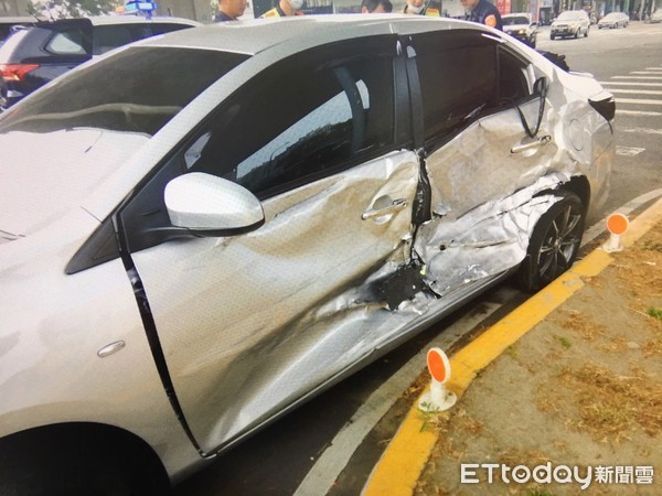 ▲▼救護車經過路口撞上小客車，2人輕傷。（圖／民眾提供）