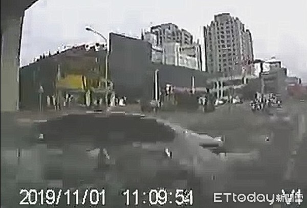 ▲▼救護車經過路口撞上小客車，2人輕傷。（圖／民眾提供）