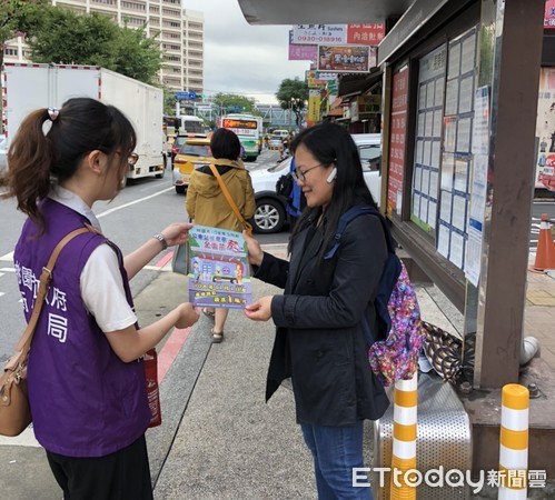 ▲桃園市衛生局為期半年公車站候車亭全面禁菸宣導期已過，即日起違者將開罰。（圖／記者沈繼昌翻攝）