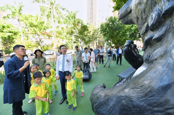 ▲隆恩圳沿線的動物都是原本擺放在園內的雕塑，經過整修重現在舊城區。（圖／新竹市政府提供）