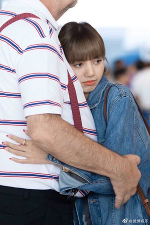 ▲Lisa在機場跟爸爸擁抱撒嬌。（圖／翻攝自微博）