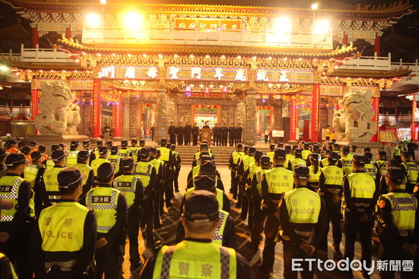 ▲台南市警察局於安南區鹿耳門土城聖母廟前廣場，舉行「封城抓酒駕」擴大聯合勤教，由市警局長周幼偉主持，宣示酒駕零容忍的決心。（圖／記者林悅翻攝，下同）