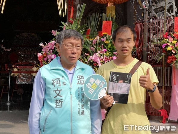 ▲柯文哲上午到福興宮參拜太平媽祖。（圖／記者唐詠絮攝）