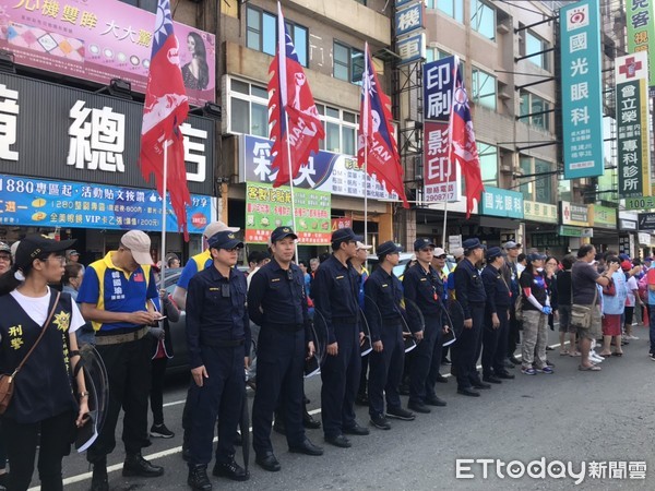 ▲韓國瑜出席洪秀柱競選總部成立，南警出動圓盾貼身保護             。（圖／記者洪靖宜攝）