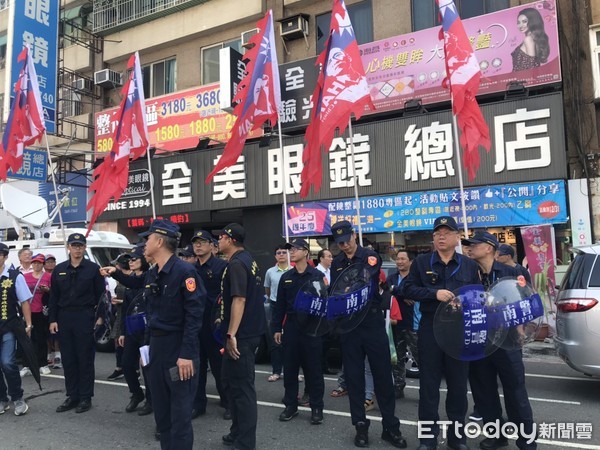 ▲韓國瑜出席洪秀柱競選總部成立，南警出動圓盾貼身保護             。（圖／記者洪靖宜攝）