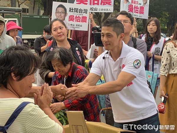 ▲▼吳怡農到濱江市場掃街拜票。（圖／記者蔣婕妤攝）