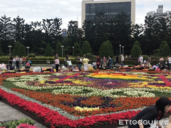 ▲▼「彩遊花趣-創意花毯」花卉展示推廣活動在中正紀念堂民主大道上熱鬧開展。（圖／農委會提供）