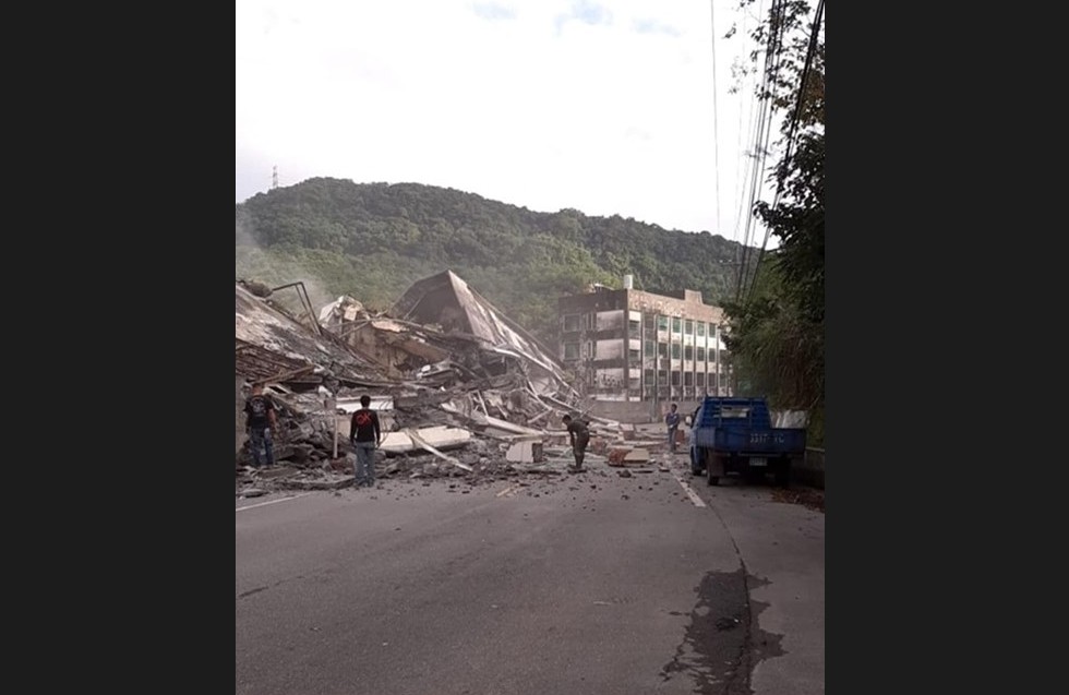 怪手失控 廢棄空屋往道路塌倒 滿地碎塊民眾嚇 如氣爆過後 Ettoday社會新聞 Ettoday新聞雲