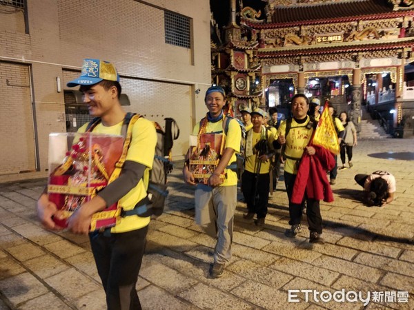 ▲▼烏日玉闕朝仁宮背神像神將，成功登玉山。（圖／玉闕朝仁宮提供）