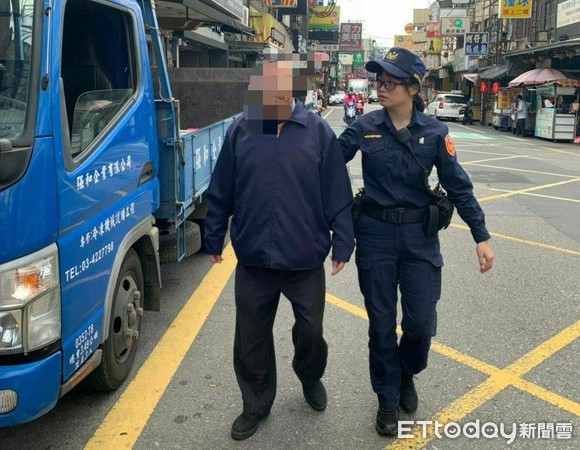 ▲桃園市八德區高齡90歲老翁趁家人不注意溜出家門，但因體力不繼迷途，女警好心陪同散步返家。（圖／記者沈繼昌翻攝）