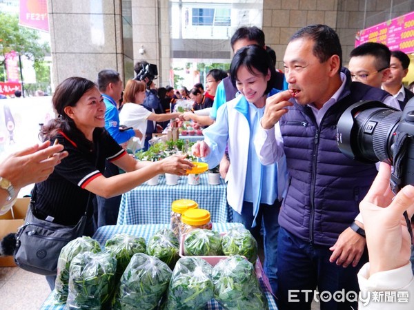 ▲ 新北享家Bar台彰化週展售會 侯友宜化身超級拍賣員力挺農友。（圖／新北市農業局提供）