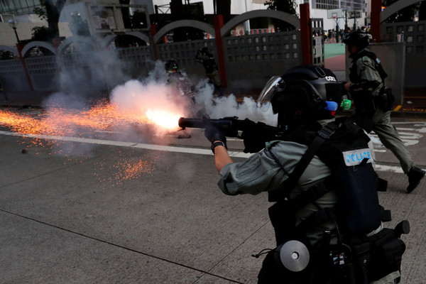 ▲香港警察發射催淚彈驅逐人群。（資料照／路透）