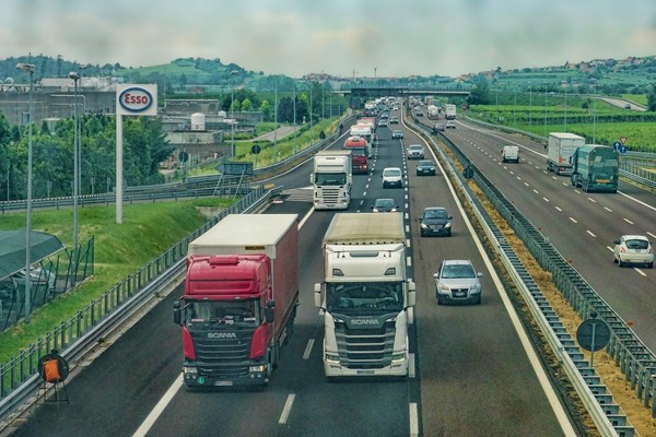 ▲▼高速公路,貨櫃卡車,卡車。（示意圖／Pixabay）
