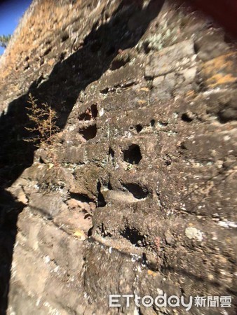 ▲古北口村保存的長城樓，留下當年打仗的槍彈痕跡。（圖／記者任以芳攝）