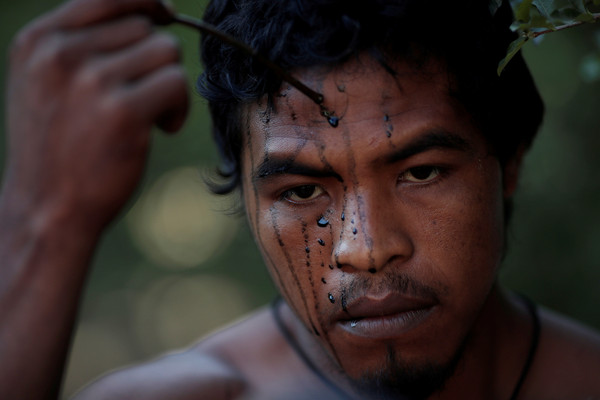 ▲▼巴西「森林保衛者」（ Guardians of the Forest）成員保羅（Paulo Paulino Guajajara）在馬蘭勞州（Maranhão）阿拉里博亞（Arariboia）原住民保留區打獵，被盜伐集團埋伏殺害。（圖／路透）