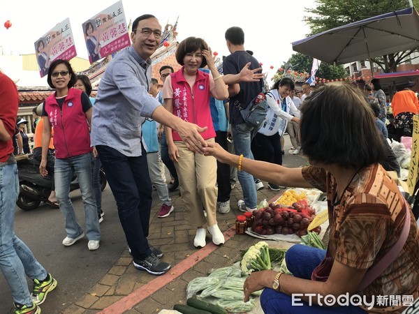 ▲▼朱立倫陪同黃馨慧在西屯、南屯市場掃街。（圖／記者李忠憲攝）