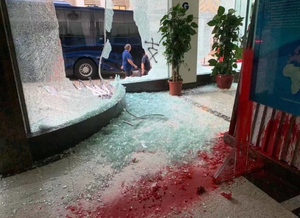 ▲新華社香港分社遭示威者破壞。（圖／翻攝自新華社）