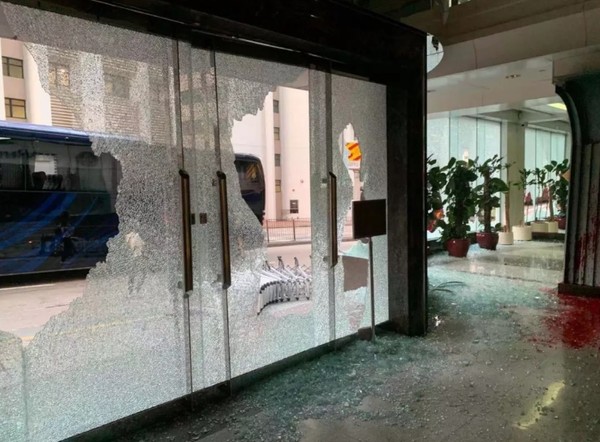 ▲新華社香港分社遭示威者破壞。（圖／翻攝自新華社）