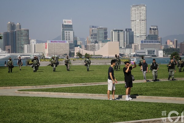 ▲香港3日號召七區集會，警方於下午2時許關閉添馬公園。（圖／香港０１授權提供，下同）