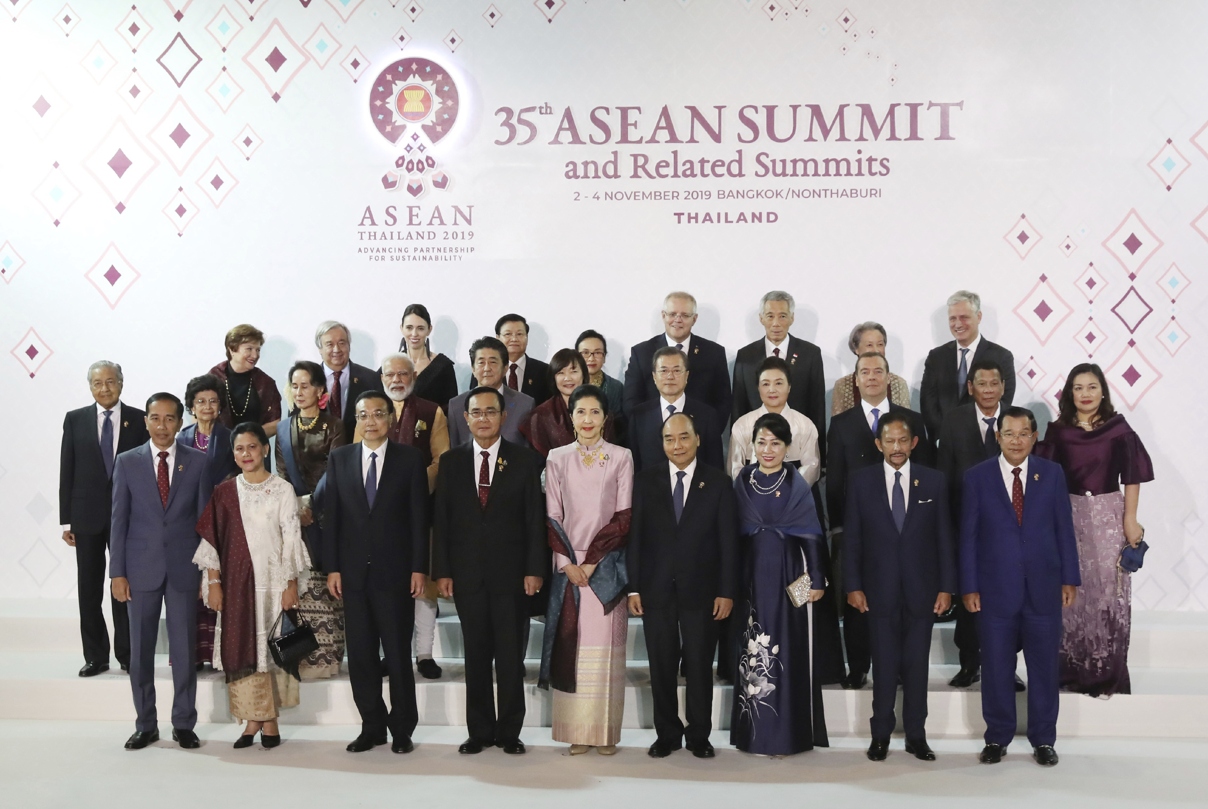 ▲▼亞洲各國領袖在曼谷東協（ASEAN）峰會上大合照。（圖／達志影像／美聯社）