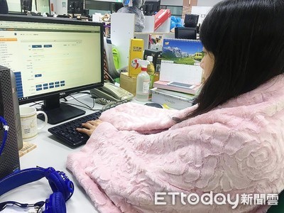 20歲妹「三個月突胖10公斤」！4習慣脂肪愈囤愈厚　睡前滑手機中了