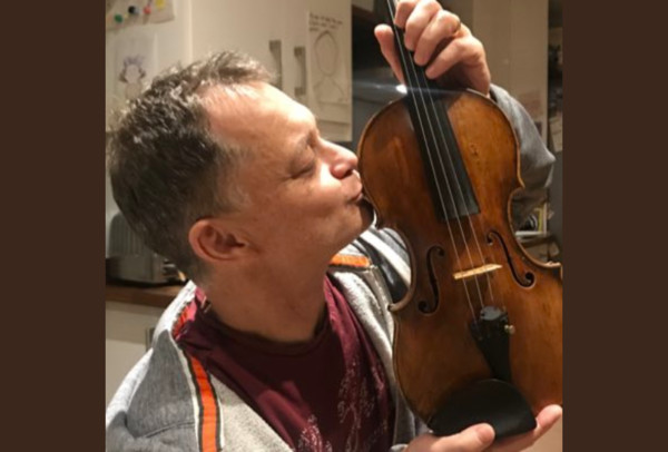 ▲▼英國音樂家莫瑞斯（Stephen Morris）失而復得價值25萬英鎊（大約新台幣986萬）的古董小提琴。（圖／翻攝Twitter@stephen55649619）