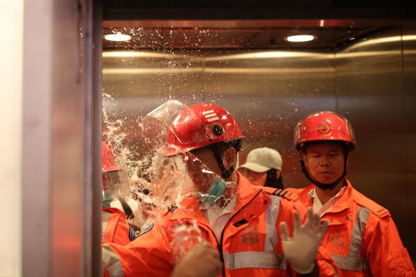 ▲香港網友發起1103七區集會，港警驅逐人群。（圖／香港01授權提供，下同）