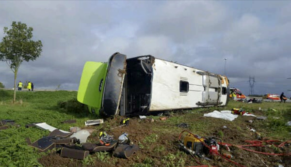 ▲▼ 法國北部3日當地上午發生重大翻覆事故，巴士公司FlixBus路倒，33輕重傷 。（圖／達志影像／美聯社）