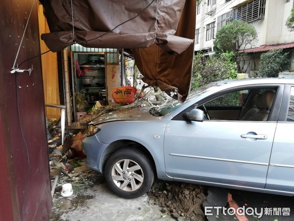 ▲汐止區建成路一家餐廳營業無端遭民眾駕車衝撞，轎車衝進店內所幸無人受傷。（圖／記者張君豪翻攝）