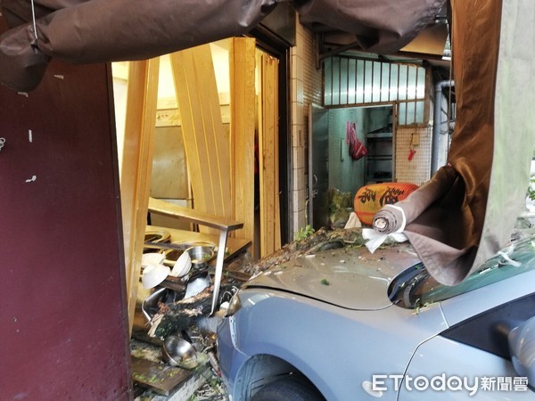 ▲汐止區建成路一家餐廳營業無端遭民眾駕車衝撞，轎車衝進店內所幸無人受傷。（圖／記者張君豪翻攝）