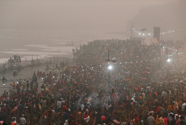 ▲▼新德里的印度教徒3日慶祝克哈特普迦節（Chatth Puja）。（圖／路透）