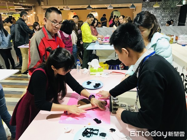 ▲ 新北未婚聯誼淡水浪漫登場 手作烤餅乾11對配對成功。（圖／新北市民政局提供）