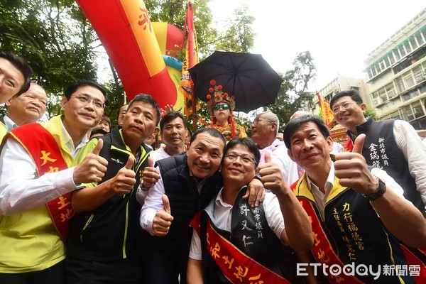 ▲ 中和土地公文化祭盛況空前 侯友宜擲出聖筊：秉持土地公精神與市民向前走。（圖／新北市政府提供）