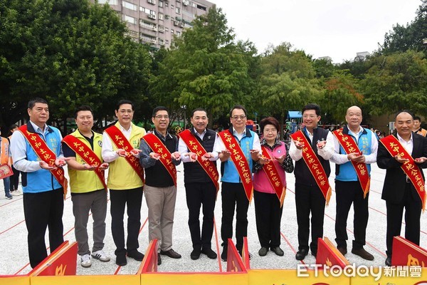 ▲ 中和土地公文化祭盛況空前 侯友宜擲出聖筊：秉持土地公精神與市民向前走。（圖／新北市政府提供）