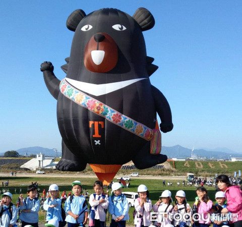 ▲揹著情人袋和閃亮小披風的喔熊造型球首度到日本擔任觀光宣傳大使。（圖／記者楊鈞典翻攝）