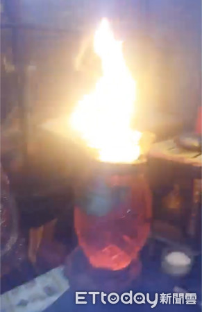 ▲高雄一名宮主購買了水晶琉璃燭，點燃後火舌變成30公分高，越燒越大最後炸裂           。（圖／記者吳奕靖翻攝）