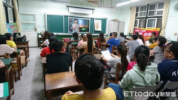 ▲屏東縣潮州警分局結合屏東地檢署、移民署屏東服務站及專勤隊，到潮州國小新住民補校對新住民進行反賄選宣導             。（圖／記者陳崑福翻攝）