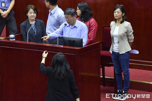 ▲▼台北市議會市政總質詢,市議員耿葳送上橙色口紅要求市長柯文哲一齊聲援聯合國「消除對婦女暴力國際日」。（圖／記者李毓康攝）