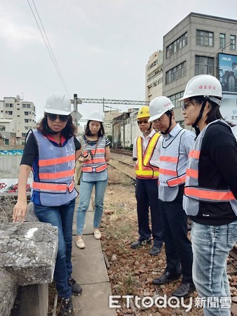 ▲台南市議員王家貞，會同文資處長林喬彬及鐵路局台南站長林煥堂，進行會勘。（圖／記者林悅翻攝，下同）