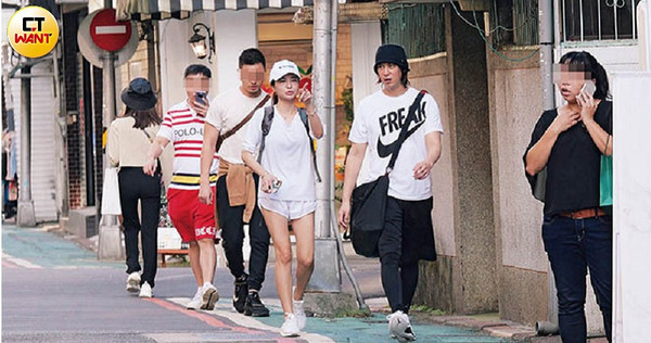 日前返台的陳楚河，與女性友人「短褲妹」一起出門逛街。（圖／本刊攝影組）