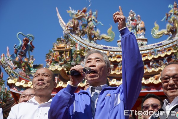 ▲國民黨總統候選人竹南鎮龍鳯宮參拜。（圖／記者羅婉庭攝）