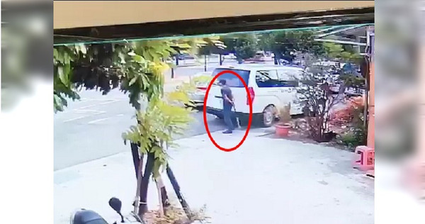 監視器拍到，黃男拿著棍棒跑到殯儀館停車場，見到前女友的車，就是一陣狂砸。（圖／翻攝畫面）