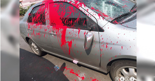 嫌犯光天化日砸車，銀色轎車車窗全破，車身還被潑紅漆，實在很囂張。（圖／翻攝畫面）